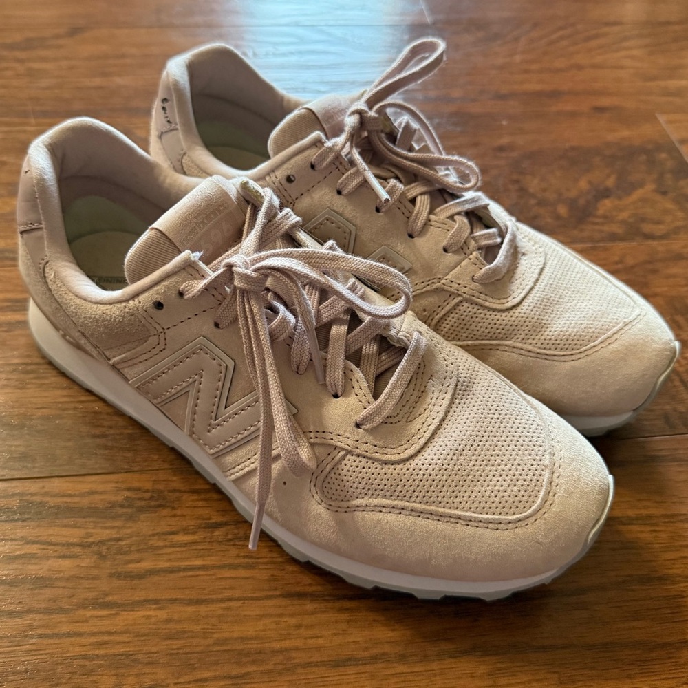 New Balance 696 Suede Sneakers in Rose Gold Metallic Size 8 Medium